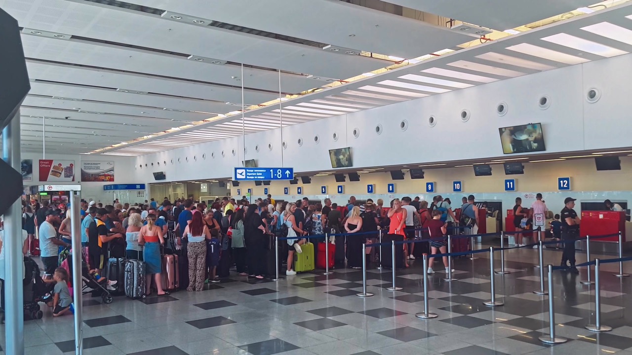 近日一名旅客抵達日本成田機場，與上千名旅客擠在第二航廈等待出關，結果排隊整整3個小時，悶熱的走道讓她的旅遊興致大減。( 示意圖 / 翻攝自網路  )